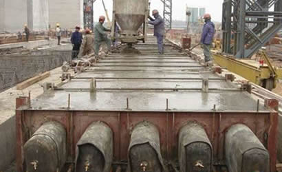Five inflatable rubber mandrels form cavities after concrete.